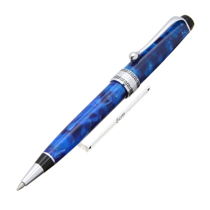 メーカー：AURORA アウロラ本体材質：樹脂機構：ツイスト式サイズ：全長：約131mm (収納時)全長：約134mm (筆記時)胴軸径：約13mm最大径：約18mm (クリップ含む)重さ：約25g※お求めの後、1週間以内の初期不良はご返品可能です。 オプティマは、1930年代の欧州でのベストセラーモデルを復刻したもので、キャップリングには、古代ローマ帝国時代のグレカ・パターンが施され、またボディーには、当時の刻印が施されており、ジュエリー・クリップと併せて、独特の雰囲気を醸し出しています。当店では新品の商品については、基本的にはメーカーの袋を開封して検品を行ったうえで販売をしております。また、実店舗と共通在庫になっておりますので、店頭で試筆を行う場合がございます。万年筆については、ご試筆後に入念な洗浄を行っておりますが、製品の特性上、ペン先や本体内部に若干のインク残りや水滴など生じることがあります。予めご承知おきください。尚、商品によってはメーカーのタグが商品を傷つけることがあるため、基本的には外した状態で発送をしております。こちらも併せてご承知おきくださいませ。 ※ディスプレイにより、色の見え方が実際の商品と異なる場合がございます。掲載商品は、店頭販売もしております関係上、ご注文メールを送信いただいた時点で、すでに完売や予約済みになっている場合がございます。予めご承知おきください。 shin261008