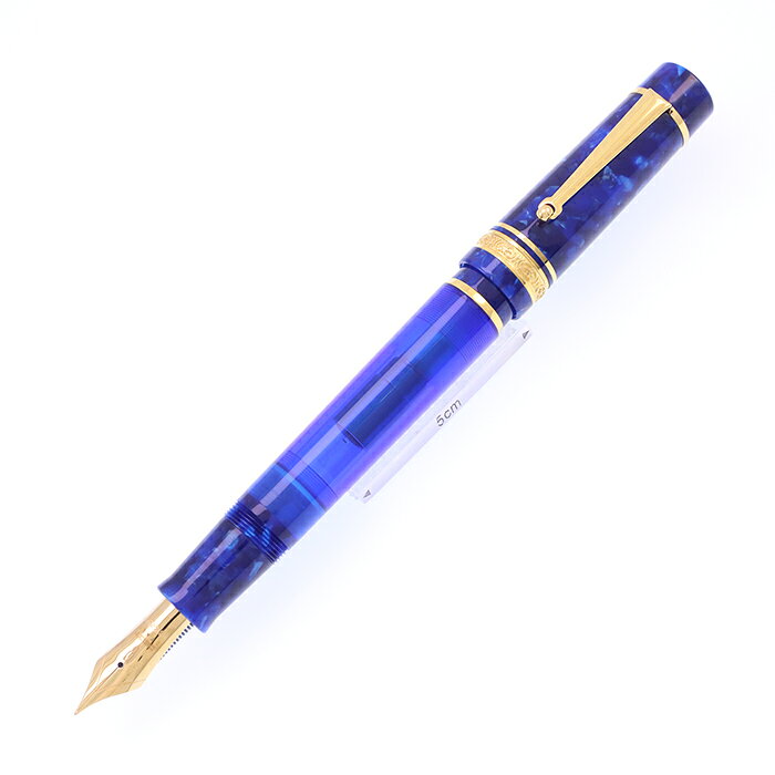 商品程度 ： 中古良上品付属品 ： なし本体材質 ： 樹脂ペン先素材 ： 18金字幅 ： F(細字)機構 ： 吸入式サイズ全長：約142mm (収納時)全長：約181mm (筆記時)胴軸径：約15mmキャップ径：約17mm (クリップ除く)最大径：約21mm (クリップ含む)重さ：約34gクリップ根元のメッキに剥離、胴軸にスレキズ、多少スレ・小キズ等見られますが、概ね程度良好なコンディションです。88本限定。デルタ 万年筆 リミテッドエディション レプブリケ・マリナーレで使用された樹脂が使用されています。カラーエボナイトのペン芯も魅力です。※この商品はメーカー修理対応の出来ないもの、及び修理不可、修理非対応モデルです。上述の旨ご了承の上、お求めくださいませ。尚、中古保証の対象外ではありますが、1週間の不良返品期間がございます。【デルタ・バイ・ニノ・マリノ】1980年代に創業して以来、美しく、かつ個性的なペンの製作で絶大な人気を誇った、イタリアのペンブランド、デルタ。2010年代に惜しまれつつその歴史を追えることになりましたが、2022年、デルタの共同創業者の一人であり、現在ではマイオーラ、ネットゥーノを手掛けるニノ・マリノ氏が自らの手で再建。ペンはマイオーラの工房で製作されています。日本では2023年より正式に復活。新しいロゴD-N (Delta by Nino Marino)を掲げ、南イタリアの伝統的な技法を用い、以前と変わらないモノ作りのスタイルで製作を行っています。所有する人々を魅了し続けるイタリアデザイン。待望の再始動です。キングダムノート保証： なし※お求めの後、1週間以内の初期不良はご返品可能です。※商品程度の詳しい説明と中古保証規定はこちら※[SAS]の詳しい説明はこちら※ディスプレイにより、色の見え方が実際の商品と異なる場合がございます。※掲載商品は、店頭販売もしております関係上、ご注文メールを送信いただいた時点で、すでに完売や予約済みになっている場合がございます。※中古万年筆につきましては、出荷前に入念な洗浄を行っておりますが、万年筆の特性上、ペン先や本体内部に若干のインクが残り、使い始めに色が混じることがあります。予めご承知おきください。chu251009