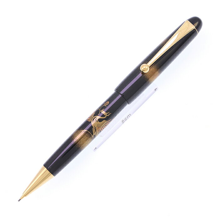 商品程度 ： 中古良上品付属品 ： なし参考定価 ：\38,500本体材質 ： 樹脂に研ぎ出し平蒔絵、漆仕上げ芯の太さ ： 0.7mm機構 ： キャップスライドノック式サイズ全長：約142mm (収納時)全長：約144mm (筆記時)胴軸径：約12mm最大径：約18mm (クリップ含む)重さ：約18g多少スレ・小キズ等のある概ね程度良好なコンディションです。堂々たる存在感を放つ一本。日本ならではの魅惑の一本です。美しい鳳凰が軸に輝く一本。持ち主を飾るメカニカルペンシルです。【世界が認めた日本の最高峰、PILOT パイロット】明治30年代半ば、商船学校を卒業した並木良輔氏は海外貿易を担う貨物船の機関士として船上へ。数多くの舶来品に触れるうち、「日本から世界に誇れるものをつくりたい」と夢を抱きます。その想い、探究心が実を結び教授となった並木良輔氏がインク貯蔵に纏わる特許を取得。1918年に並木製作所を設立し万年筆の製造販売を開始。これが世界へ羽ばたく序章となります。欧州視察後、エボナイトの経年劣化を防ぐ漆を使用した万年筆製造方法を開発。後に人間国宝となる松田権六氏を筆頭に「国光会(國光會)」を設立。世界的ブランド「アルフレッド・ダンヒル」と欧州での販売代理店契約を結ぶなど、瞬く間に世界に認知される「NAMIKI」ブランドが確立されます。一本の蒔絵万年筆完成まで3ヶ月以上、多いもので130もの工程を経て完成する珠玉の万年筆。日本の伝統技術、完成度が世界に認められた瞬間のひとつでもあります。世界初のキャップ無し万年筆、「キャップレス」を筆頭に次々と世界を驚かす発想を形にしていったパイロット万年筆。パーツ製造の外部委託化が増える一方、日本を代表する三大メーカー含め日本国内で合金の鋳造から自社で行う数少ないメーカーでもあります。また、ペンポイントに使用される金属、イリドスミン球を独自で配合、溶接する稀有な技術を開発。1914年に日本で初めて実現させ、以来、世界でも稀な自社開発、溶接を行い、希少なレアメタルで非常に硬く摩耗しにくいとされる素材を扱っています。ダイヤモンドに迫る程硬質で非常に成形が難しいイリドスミン球。パイロットの安定したペンポイント、書き味、耐久性はここから生まれます。パイロット、とは大船の先頭に立って進む「水先案内人」の意。時代の先頭に立ち常に困難に立ち向かい進んでいくという"難関突破"の精神や"固い絆"を表現し、社章には浮輪が採用されています。凡そ100年の時を経て、並木良輔氏の「世界に通用する―」誇れる品々が今、輝きを放っています。持ち主の日常に寄り添う珠玉の筆記具を堪能ください。キングダムノート保証： 1年※お求めの後、1週間以内の初期不良はご返品可能です。※商品程度の詳しい説明と中古保証規定はこちら※[SAS]の詳しい説明はこちら※ディスプレイにより、色の見え方が実際の商品と異なる場合がございます。※掲載商品は、店頭販売もしております関係上、ご注文メールを送信いただいた時点で、すでに完売や予約済みになっている場合がございます。※中古万年筆につきましては、出荷前に入念な洗浄を行っておりますが、万年筆の特性上、ペン先や本体内部に若干のインクが残り、使い始めに色が混じることがあります。予めご承知おきください。chu260803