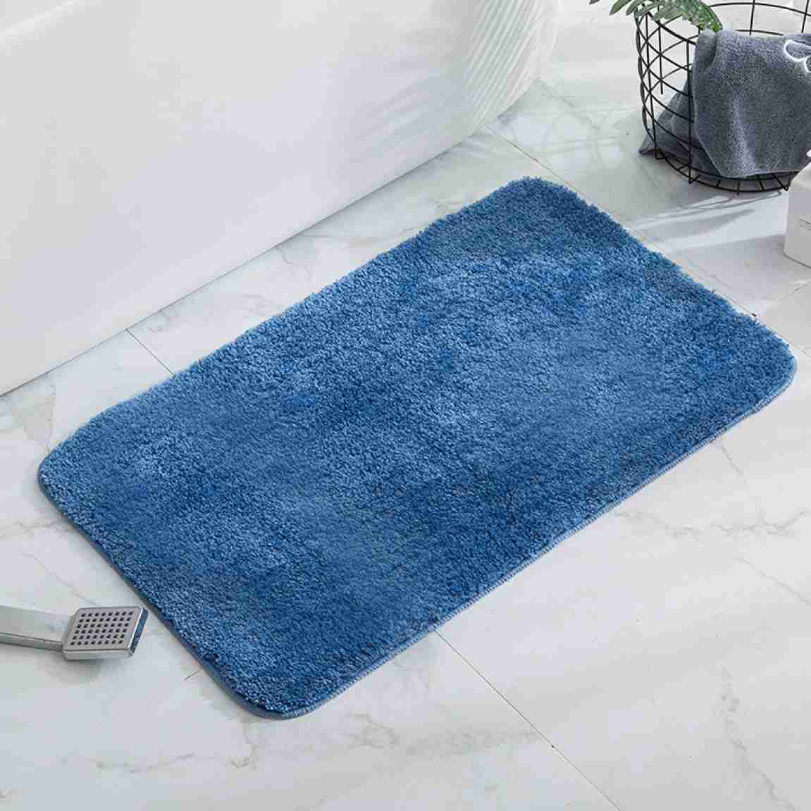 -------商品詳細-------【吸水性】マットの厚さ約1cm。触れた瞬間に吸水を始めるのも魅力。吸水性に優れた毛足で指の間までしっかり吸水するため、脱衣所の床が濡れる心配がほとんどありません。加えて、1日に2回の入浴や家族が続けてお風呂から上がる際でも、さらさらのバスマットで1番風呂気分を味わえると謳っています。【複数の色とサイズ】さまざまな色とサイズがあり、バスルームマットはほとんどの装飾と美しく調和します。 バスルームのスタイルやデザインのアイデアに合わせてさまざまな色のラグを選択し、バスルームの床の寸法に合った適切なサイズを選ぶのは簡単な作業です。【ふわふわ肌触り】バスマットの表地はマイクロファイバー素材を使用、柔らかな肌触り、濃密な長毛が足を包み込むような踏み心地、雲の上を歩くような質感で、足を非常に柔らかくサポートします。疲れた足を落ち着かせてくれます。【様々な場面で大活躍マット】機能性や肌ざわりもばつぐんなのでいろいろな場面で大活躍してくれます。バスマット、ドアマット、玄関マット、浴室足ふきマット、キッチンマットなどの多用途があります。 吸水性の特性を活かして、トイレやキッチンなど水回りのマットとしてもお使いいただけます。 ふわふわの起毛素材はとても肌触りが良く、お子様のプレイマットや机の下の冷える場所にも最適です。 表面は滑りにくく安全なので、ペットのベッドや玄関マットとして様々な用途にお使いいただけます。【お手入れ簡単】 マット裏面は滑りにくい天然ゴム製なので、強く地面に吸着できます。このドアマットの表面が汚れたら、水で洗い流すだけで十分です。干す場合は、陰干しがおすすめです。面倒を感じる時に、洗濯機を使用して丸洗いも可能で、吊るして乾かしたりすることができます。バスマット 速乾 柔らか 70*140cm 洗える やわらか おしゃれ 大きいサイズ 吸水 ソフトバスマット 滑り止め タオルマット 足ふきマット 足拭きマット お風呂 玄関マット 浴室足ふきマット "バスマット 速乾 柔らか 70*140cm 洗える やわらか おしゃれ 大きいサイズ 吸水 ソフトバスマット 滑り止め タオルマット 足ふきマット 足拭きマット お風呂 玄関マット 浴室足ふきマット バスマット 速乾 柔らか 70*140cm 洗える 吸水"メーカー希望小売価格はメーカーカタログに基づいて掲載しています
