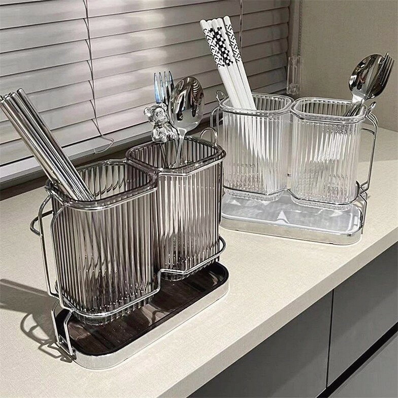 商品詳細商品内容箸立て素材PP/鉄カラー写真参考サイズフリーサイズ生産国中国注意書き※商品写真は、できる限り現品を再現するように画像処理などの補正を行っておりますが、ご利用のモニターや環境により差異が生じます。予めご了承ください。 ※上記の数値は、実測によるものです。多少の誤差はご容赦ください。 ※仕様は予告なく変更される場合があります。（ご使用に差し支えない程度） ・お客様が通常と同じお買い物ステップで安心して海外の商品を購入できるよう、楽天市場から指定を受けた委託先である（株）コマースロボティクスが、当店の店舗運営業務を行います。 ・当店でご購入された商品は、原則として、「個人輸入」としての取り扱いになり、中国の浙江省からお客様のもとへ直送されます。 ・個人輸入される商品は、すべてご注文者自身の「個人使用・個人消費」が前提となりますので、ご注文された商品を第三者へ譲渡・転売することは法律で禁止されております。 ・ご注文後、5営業日以内に配送手続きをいたします。配送作業完了後、7-9日程度でのお届けとなります。箸入れ カトラリーケース 箸立て おしゃれ 2個一体型 カトラリースタンド 水切り 食器 箸立て はしたて カトラリー 収納 キッチンツール 食器入れ 食器スタンド 食器立て スプーン フォーク スタンド 北欧 キッチンツールスタンド ツールスタンド はし 箸立て キッチン キッチン収納 はしたて キッチンツール カ"箸入れ カトラリーケース 箸立て おしゃれ 2個一体型 カトラリースタンド 水切り 食器 箸立て はしたて カトラリー 収納 キッチンツール 食器入れ 食器スタンド 食器立て スプーン フォーク スタンド 北欧 キッチンツールスタンド ツールスタンド はし 箸立て キッチン キッチン収納 はしたて キッチンツール カ"メーカー希望小売価格はメーカーカタログに基づいて掲載しています
