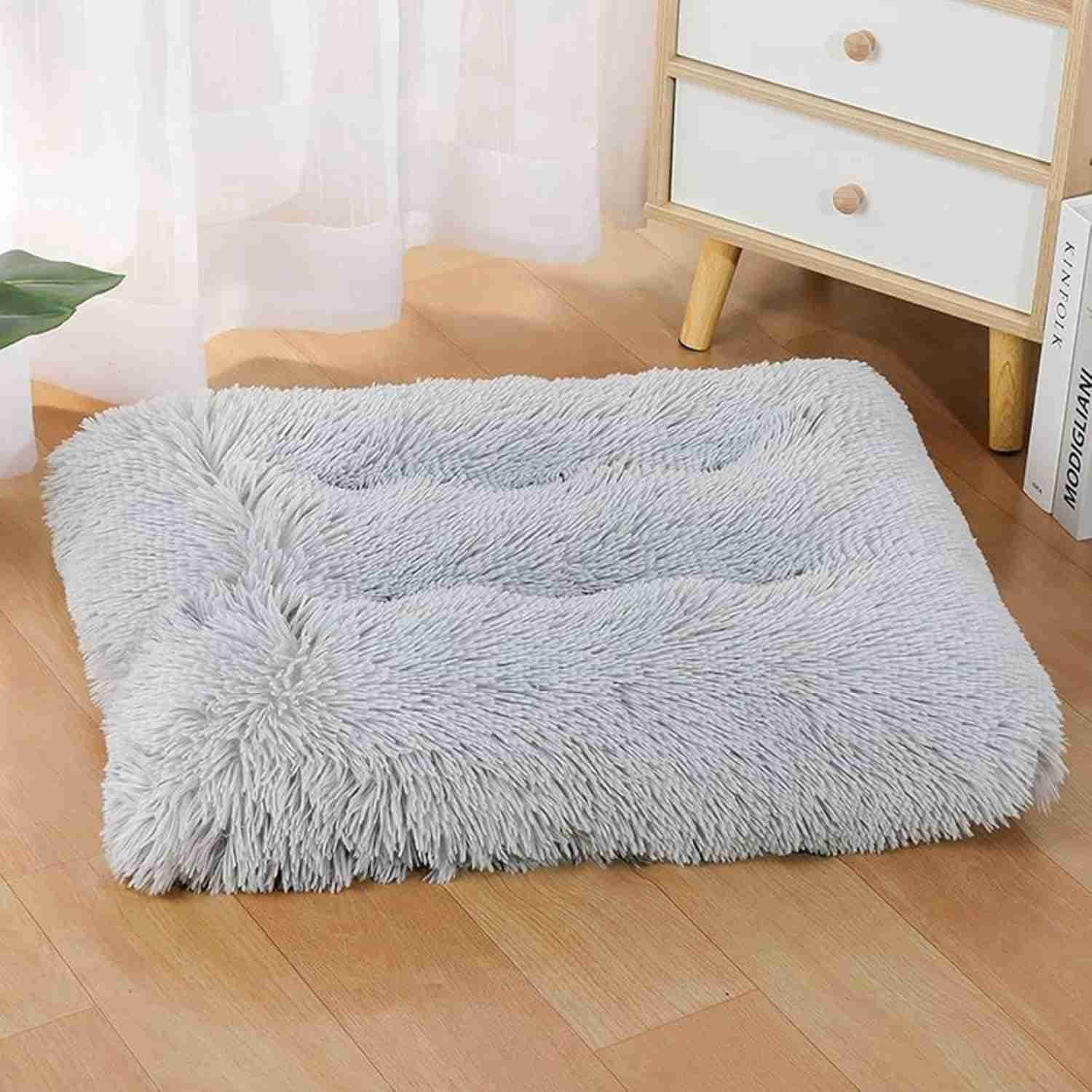 -------商品詳細-------?ペットに適用なサイズ、一般的な猫や小型犬、中型犬にも適用な大きさのペットグッズです。大きめのケージに入れられます。?【快適な眠り】広々転がれるスクエア型、犬や猫を優しく包み込まれます。ふわふわのクッション付きのペット用のソファー、寝心地がいいベッドです。睡眠改善に向けて、あごのせしやすい、ペットが休憩の時にリラックスさせます。?【底面防水】ベッドの底面に防水のオックスフォード素材を採用しているので、湿気を防いで、ペットの皮膚疾患の防止します。抜群な耐久性を持ちます、ペットに噛まれても丈夫です。?【耐久性抜群】オックスフォードクロスを底面は使うことで、数年使っても破れにくくデザインも飽きがこない可愛いデザインのため使いやすい。?【適応対象】：小型のペット対応、全種類の猫、トイプードルやチワワ、ミニチェアダックス、ポメラニアン、ヨークシャー?テリア、ミニチュア?シュナウザー、シー?ズー、マルチーズ等の小型犬、うさぎなどの小動物対応できます。ご購入の前に是非ペットの体重、身長、体長をご確認ください。ペットマット 犬用 ベッドマット カーペット ペット用 ベッド ペット用クッション 防寒用具 寒さ対策 猫 犬暖かい 洗える ブランケット 猫用毛布 保温性に優れて ふわふわ 秋冬用 ケージに 2XL "ペットマット 犬用 ベッドマット カーペット ペット用 ベッド ペット用クッション 防寒用具 寒さ対策 猫 犬暖かい 洗える ブランケット 猫用毛布 保温性に優れて ふわふわ 秋冬用 ケージに 2XL ペットマット 犬用 ベッドマット ペット用"メーカー希望小売価格はメーカーカタログに基づいて掲載しています
