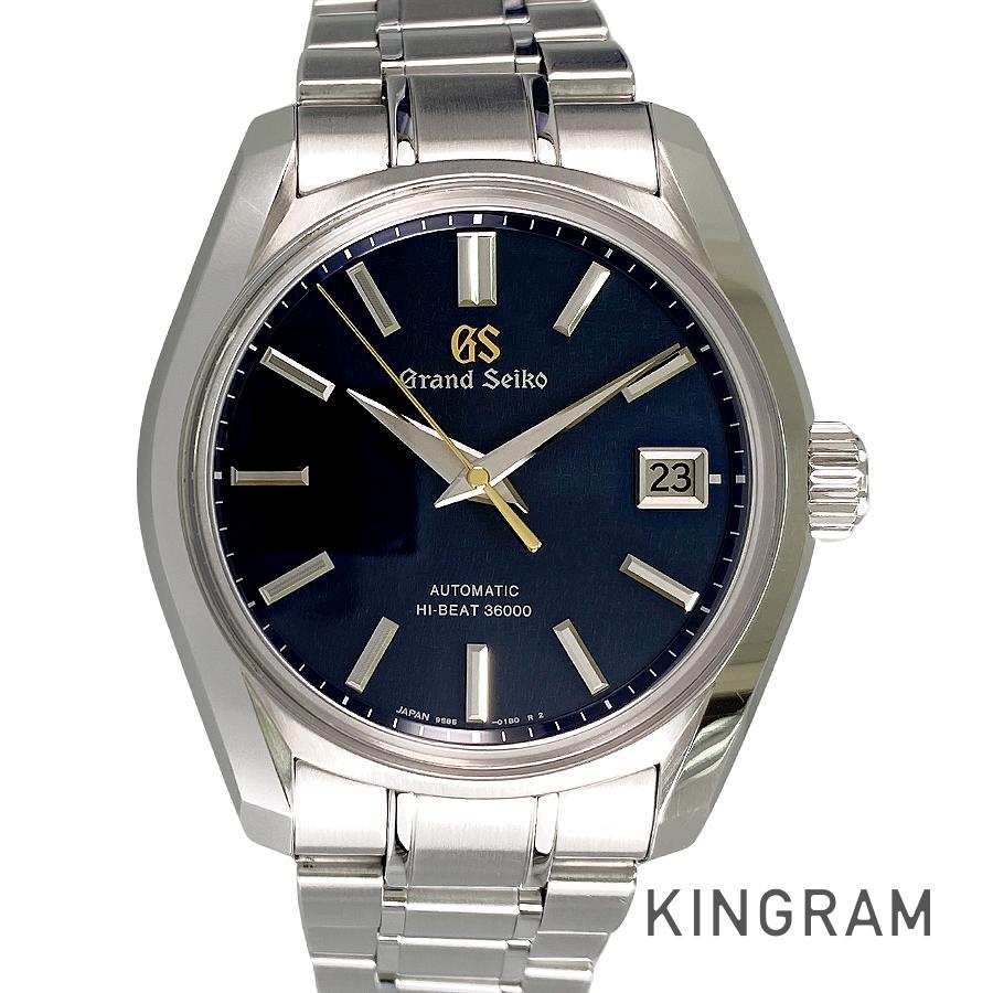 商品情報 商品名 セイコー SEIKO グランドセイコー ヘリテージコレクション SBGH273 Ref.9S85-0140 SS 自動巻 メンズ 腕時計 コンディション N新品・未使用で付属品がすべて揃っている状態 S新品同様の状態で買い取った商品 Aわずかな浅いキズ、汚れはあるが大変綺麗な状態 B多少の汚れ、傷があり少し使用感の感じられる状態 C目立った汚れ、キズのある状態 Dかなりの使用感、汚れ、キズのある状態 商品の状態・説明 【ケース】ケースサイドに薄い擦れや線傷、僅かな打痕がございます。 ラグに細かな線傷や微細な打痕が僅かにございます。 裏蓋に薄い線傷が僅かにございます。【ブレス】細かな擦れや線傷が点在しております。 バックルの中折れ部分に若干の擦れがございます。 若干のブレスの伸びがございます。【風防/文字盤】綺麗な状態でございます。【特記事項】動作確認済の商品でございます。 商品の仕様・内容 ブランドセイコー モデル グランドセイコー ヘリテージコレクション SBGH273 ジャンルメンズ 腕時計 型番Ref.9S85-0140 製造番号180xxx サイズ ケース径横：40mm 腕周り最大：19cm 重量：151.7g サイズ表はこちら 素材 ケース：SS ブレス：SS カラー 文字盤：ネイビー ケース：シルバー ブレス：シルバー 付属品・弊社保証書・純正外箱・純正内箱・メーカー保証カード(2022年9月)・グランドセイコー規格検定合格証明書・冊子 仕様 ムーブメント:自動巻平置測定:-1秒/日(タイムグラファー計測)OH歴:未SBGH273 ※クオーツ時計の場合 内蔵されている電池は動作確認用のモニタ電池です。通常の期間より短い期間で電池切れになる場合がございます。商品出荷時の検品で電池切れを確認した場合には、電池交換の後に出荷させて頂きます。 ご注意ください この商品は実店舗にて店頭販売を行っております。 在庫管理には万全を期しておりますが、 万が一在庫切れの場合は何卒ご容赦くださいませ。 スマートフォンでご覧いただいている方は、 パソコン版で詳細をご確認いただいてからの ご購入ご検討を、よろしくお願いいたします。 デジカメでの撮影のため、 実物と色の見え方が異なる場合がございます。 尚、商品発送に2～3日いただく場合がございます。 あらかじめ、ご了承くださいませ。 商品に関するお問い合わせ先 キングラム 心斎橋別館 電話番号：06-6251-9020 メールアドレス：shinsaibashi.2nd@bestbuy.co.jp 営業時間：11:00~19:30 定休日：不定休 ※営業時間外のお問合わせはご対応を致しかねます。あらかじめ、ご了承くださいませ。 保証の詳細はこちら