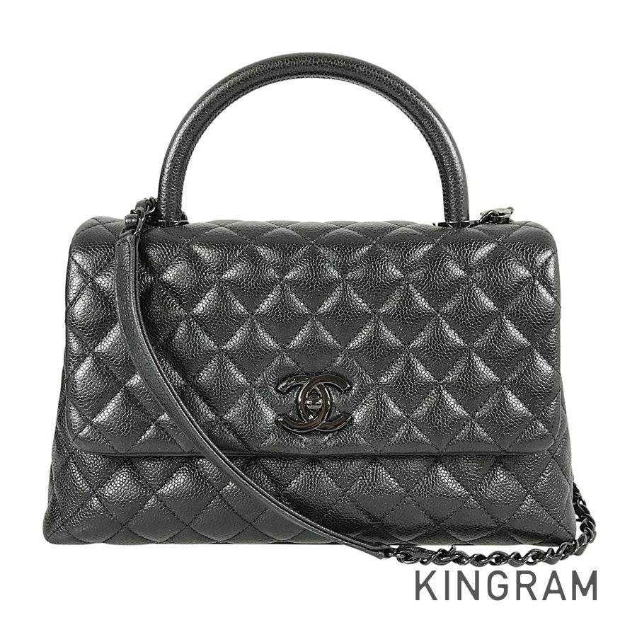 商品情報 商品名 シャネル CHANEL ココハンドル ラージ キャビアスキン ハンドバッグ コンディション N新品・未使用で付属品がすべて揃っている状態 S新品同様の状態で買い取った商品 Aわずかな浅いキズ、汚れはあるが大変綺麗な状態 B多少の汚れ、傷があり少し使用感の感じられる状態 C目立った汚れ、キズのある状態 Dかなりの使用感、汚れ、キズのある状態 商品の状態・説明 【ハンドル/ストラップ】金具部分に微細な擦れ傷が僅かにございます。 ハンドルに微細な傷がございます。 ストラップのレザー部分に若干の擦れがございます。 ショルダーパッドとの繋ぎ目のステッチにホツレがございます。【外側】僅かな角擦れがございます。 フラップの縁に僅かな擦れがございます。 底面に微細な汚れや当て傷がございます。 ポケット内に毛羽立ちや若干の汚れがございます。 金具部分に微細な傷がございます。【内側】毛羽立ちや若干の色褪せ、薄汚れがございます。 中央のファスナー周りに若干の汚れがございます。 正面開口部のレザー部分に微細な擦れがございます。 フラップにシワや生地浮きがございます。【注意事項】ヴィンテージ品のため、前所有者による補色・加工が施されている可能性がございます。 摩擦や水濡れにより色移りが生じる場合がございますので、淡色のお洋服とのご使用にはご注意くださいませ。 商品の仕様・内容 ブランドシャネル モデル ココハンドル ラージ ジャンルハンドバッグ 製造番号30306xxx サイズ W：28cm H：18cm D：11cm ハンドル：27cm ストラップ：103cm サイズ表はこちら 素材 キャビアスキン カラー ブラック 付属品・弊社販売証明書・外箱・保存袋・ギャランティカード・ショルダーストラップ 仕様 外側ポケット×1 内側ポケット×5 トップハンドル2WAYチェーンショルダーココマークターンロック 補足情報 ショルダーバッグ ご注意ください この商品は実店舗にて店頭販売を行っております。 在庫管理には万全を期しておりますが、 万が一在庫切れの場合は何卒ご容赦くださいませ。 スマートフォンでご覧いただいている方は、 パソコン版で詳細をご確認いただいてからの ご購入ご検討を、よろしくお願いいたします。 デジカメでの撮影のため、 実物と色の見え方が異なる場合がございます。 尚、商品発送に2〜3日いただく場合がございます。 あらかじめ、ご了承くださいませ。 商品に関するお問い合わせ先 キングラム 心斎橋本館 電話番号：06-6732-8757 メールアドレス：shinsaibashi.1st@bestbuy.co.jp 営業時間：11:00～19:30 定休日：不定休 ※営業時間外のお問合わせはご対応を致しかねます。あらかじめ、ご了承くださいませ。