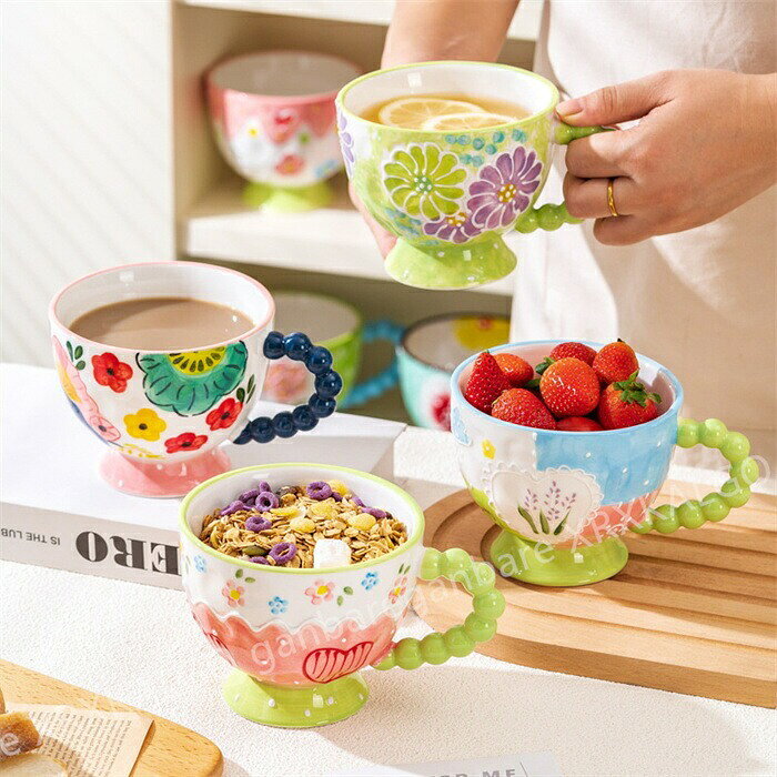 マグカップ 磁器 マグカップ スプーン コップ セット 結婚祝い おしゃれ 引越し祝い プレゼント ギフ 上品 上質 モダン シック テーブルウェア コーディネート 気品 華やか パーティー 北欧 コーヒーカップ ティーカップ 食器 キッチン用品 大きい 材質： 陶磁器 〇電子レンジOK 〇食洗機OK 〇オーブンOK ×直火NG 【磁器製品についてのご注意】 メーカーの製造工程上の理由から下記の特徴が見受けられますが、不良ではございません。 あらかじめ、ご了承の上お買い求めくださいませ。 ●表面にわずかな凹凸が見られる場合がございます。 ●表面に微細な黒い点が見られる場合がございます。 ●平らな面においた場合にわずかなガタつきがございます。 ●裏印ロゴのプリントがかすれている場合がございます。 ●釉薬のかかりが薄く、若干色や柄が薄く仕上がる場合がございます。 ※陶製品に使用する釉薬などの筆後や色の発色に個体差がございますが、不良商品ではございません。 ※寸法は多少の誤差がある場合がございます。 ※素材感や色合いの表現には個人差があります。また画像は撮影状況やPC環境によりイメージや色合いが若干異なる場合がございますが予めご了承願います。1