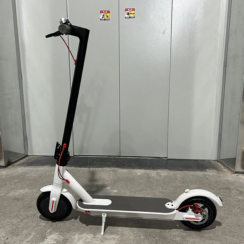 kingwaの折りたたみ 電動キックボード 8インチ ミニ軽量 成人向け 通勤 通学 長時間走行30km スマホ連携 省スペース 男女兼用 街乗り電動スクーター｜アングル2