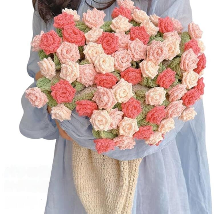 バラの花束デザインかぎ針編みブランケットDIYキット（未完成品）花束のように華やかなデザイン繊細なスズランやバラをモチーフにした、手作りのブランケットDIYキット。軽くて柔らかな仕上がりで、リビングやベッドルームをやさしく彩ります。高品質ソフト素材ふんわり軽く、肌触りの良い素材を使用。日常使いしやすく、洗濯も可能なので長く愛用できます。初心者でも安心かぎ針編みの基本的な編み方だけで完成。初めての方でも、楽しく編み進められるキットです。贈り物にもおすすめ花束のような可愛らしいデザインで、母の日・バレンタイン・結婚祝いなど、特別な日のギフトにも最適です。SNS映えするインテリアソファやベッドに掛けるだけで、お部屋の雰囲気が華やかに。フォトジェニックなインテリアアイテムとしても人気です。 サイズ 直径70cm 直径80cm 直径100cm 直径110cm サイズについての説明 サイズ: 【DIYフルセット・全材料＋工具付き】 完成品サイズ：直径70cm 直径80cm 直径100cm 直径110cm※サイズ計測には誤差が生じます。 素材 ポリエステル 色 01 02 03 04 05 06 07 08 09 10 11 12 13 14 15 16 17 18 19 20 備考 ●サイズ詳細等の測り方はスタッフ間で統一、徹底はしておりますが、実寸は商品によって若干の誤差(1cm〜3cm )がある場合がございますので、予めご了承ください。 ●製造ロットにより、細部形状の違いや、同色でも色味に多少の誤差が生じます。 ●パッケージは改良のため予告なく仕様を変更する場合があります。 ▼商品の色は、撮影時の光や、お客様のモニターの色具合などにより、実際の商品と異なる場合がございます。あらかじめ、ご了承ください。 ▼生地の特性上、やや匂いが強く感じられるものもございます。数日のご使用や陰干しなどで気になる匂いはほとんど感じられなくなります。 ▼同じ商品でも生産時期により形やサイズ、カラーに多少の誤差が生じる場合もございます。 ▼他店舗でも在庫を共有して販売をしている為、受注後欠品となる場合もございます。予め、ご了承お願い申し上げます。 ▼出荷前に全て検品を行っておりますが、万が一商品に不具合があった場合は、お問い合わせフォームまたはメールよりご連絡頂けます様お願い申し上げます。速やかに対応致しますのでご安心ください。