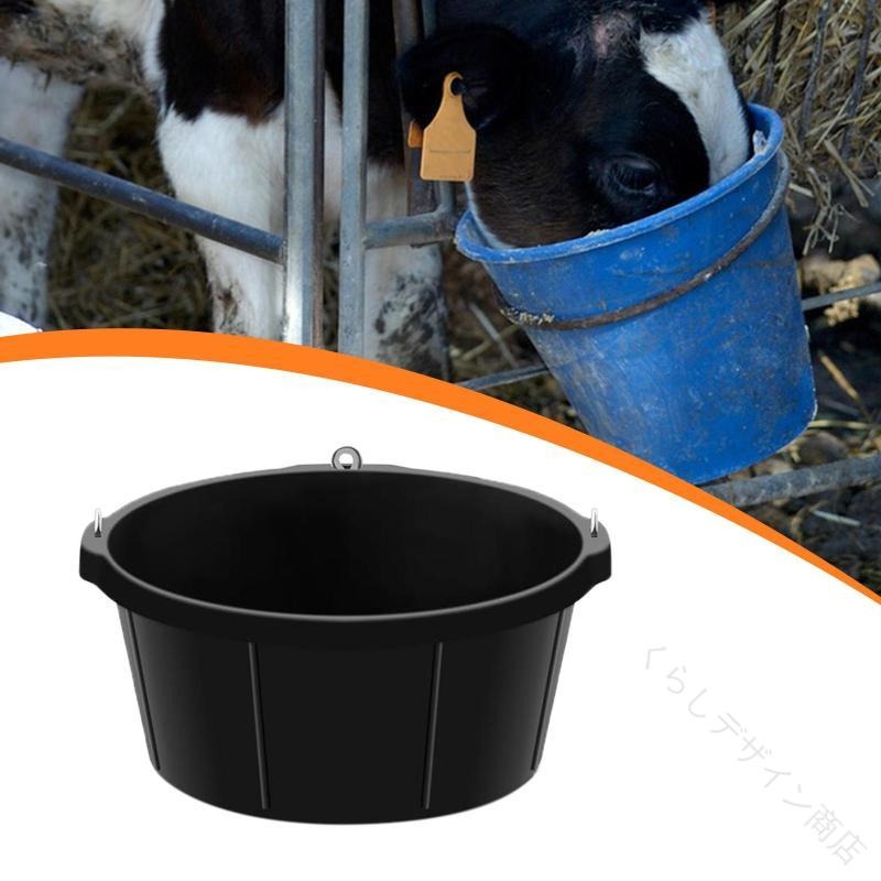 説明: 【製品サイズ】: 馬用飼料バケツ、餌や水を入れるのに十分なスペースがあります。口径: 45.5cm/17.91インチ、底径: 36.5cm/14.37インチ、高さ: 21.5cm/8.46インチ、容量: 25L 6.5ガロン。【ゴム構造】: フィーダーパンは高品質で厚みのあるゴム素材で作られており、頑丈で壊れたり割れたりしにくく、長期間使用できます。【使いやすい】: ゴム製の給餌皿は、持ち運びやすくしっかりとしたグリップを備えた丈夫な縁を備えており、持ち運びに便利です。屋内でも屋外でも使用できます。壁やフェンスに簡単に取り付けられる吊り下げ穴付き。【多機能】: ユーティリティゴムタブは、馬の飼料バケツ、鶏のダストバスタブ、犬用ボウル、水槽などとして使用でき、簡単に掃除でき、日常的に使用できるように設計されています。【幅広い用途】: ゴム製の給餌パンは、馬、犬、ヤギ、豚、鶏、アヒルなどの家畜の給餌に最適で、水や飼料を入れるのに最適です。 仕様: 素材: ゴム サイズチャート: 口径：45.5cm/17.91インチ底直径: 36.5cm/14.37インチ高さ: 21.5cm/8.46インチ容量: 25L 6.5ガロン パッケージに含まれるもの: ゴム製フィードパン1個 注意: 手動測定のため、1〜2cm / 0.39〜0.79インチの若干の誤差が生じる場合がありますのでご了承ください。ご購入前のご案内● サイズについて：スタッフ間で測り方を統一していますが、実寸に1〜3cmの誤差がある場合がありますのでご了承ください。● 商品の色は、撮影時の光やモニターによって異なる場合がありますのでご注意ください。● 生地特性により匂いが感じられることがありますが、数日で気にならなくなります。● 他店舗と在庫を共有しているため、受注後に欠品となる場合があります。▼出荷前には全て検品を行っておりますが、万が一商品に不具合があった場合は、お問い合わせフォームよりご連絡くださいますようお願い申し上げます。営業日に対応いたしますのでご安心ください。 【原産国／製造国: 中国】 .ゴム製 飼料パン 馬用飼料バケツ ユーティリティ 多目的 家畜用給餌パン 犬ボウル 農場 動物 給餌 犬 豚 アヒル ヤギ 畜産用品 フィーダー バケツ 耐久性 防水 軽量 持ち運び簡単。農場や畜産シーンで活躍する多機能給餌パンは、耐久性のあるゴム製で防水性も抜群。犬や豚、アヒル、ヤギなど多様な動物に対応し、軽量で持ち運びやすい設計。畜産用品として人気のおすすめ商品です。。 指定された配送時間は承っておりません。【くらしデザイン商店】