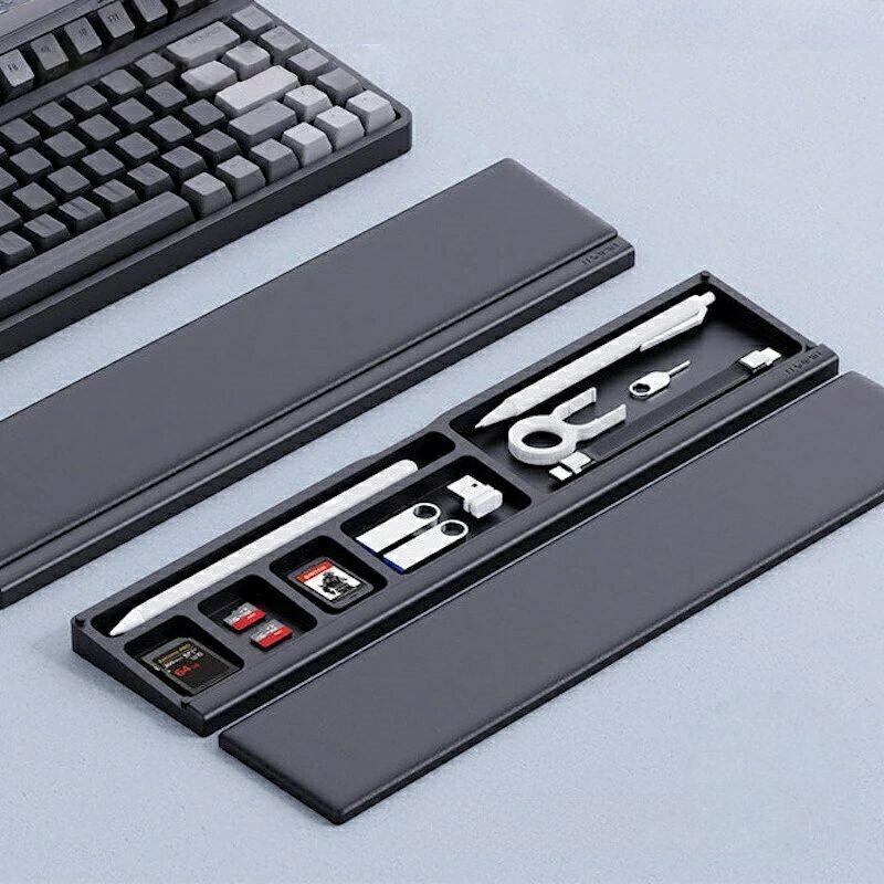 シンプルなキーボード用リストレストです。 収納付きなので文房具やUSBなどを収納できて便利♪ 心地良い感触でタイピング時の疲労を軽減してくれます。 【サイズについて】 画像をご参照ください。 【カラーについて】 生産ロットにより柄の出方や色の濃淡が異なる場合がございます。 お使いのモニターや撮影時の光の加減などにより 画像と実際の商品のカラーが異なる場合もございます。 予告なしにカラーやデザインなどの変更がある場合もございます。 【素材について】 ABS。。9