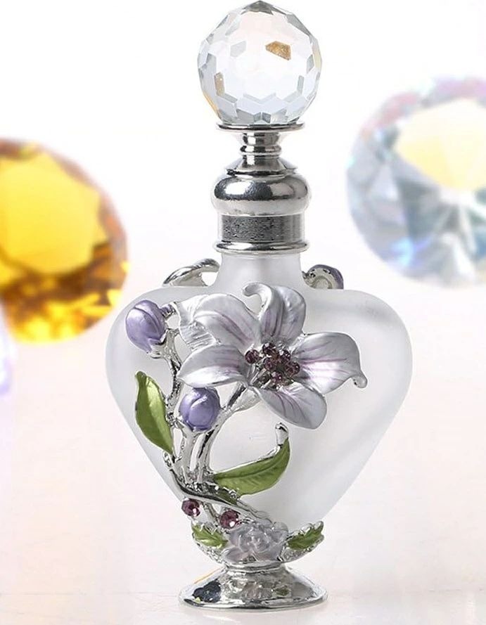 ガラスと合金組み合わせ材料を使う 工芸品としてホーム飾りとか、デザイン小物にして机の上に置きでもオッケー！ 香水やアロマオイルなど入れて使いやすいこと。 ご自分が使うはもちろん、プレゼントしても大好評頂いております。
