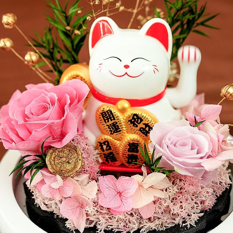 ■商品説明■■本物の生花で特殊な方法を使って、花の生き生きとした姿をそのまま保存しました。水をかけなくても花の美しさを長い時間で楽しめます。花粉症の方々もご心配なく！3~19年間が保存でき、枯れないお花は大切な方に贈るとしての最高のプレゼント!■窓付き半丸タイプは蓋を閉じた状態でも中のお花がキレイに見えるデザインで、キレイな状態のまま飾ってお花を楽しみいただけます。ホコリなどの掃除の手間が省ける上に、鑑賞もできるとっても優秀な一品です！【風水グッズのインテリアとして】猫は世界中で縁起物とされています。 お祝いや新年の飾りつけ、記念品、ギフト、アニマル好きの方へのプレゼントなどにおすすめです。【商売繁盛、開運、置物】招き猫のご利益は商売繁盛だけではなく、魔除けや厄除け、家内安全等多岐にわたり、総じて幸運の象徴とされます。この手振り招き猫は人を歓迎したり、富や健康、幸運を召喚するために、武器を前後に振り回します。完璧な、オフィス、家庭、レストラン、店の入り口などの装飾、置物に適しています。※お水をあげないでください。湿度が高い場所には置かないでください。直射日光のあたる場所には置かないでください。 （花びらの色褪せや液ダレ、鮮度などに影響がありますのでお避けください。）風通しの良いところに保存してください。◇ ご注意 ※日本語説明書は付属致しません。 ※仕様は予告なく変更する場合がございます。 ※ 全商品、「離島.一部地域」は別途 送料が掛かります。 ※検品を行っておりますが輸入品のため、多少の傷や汚れ等はご了承下さい。