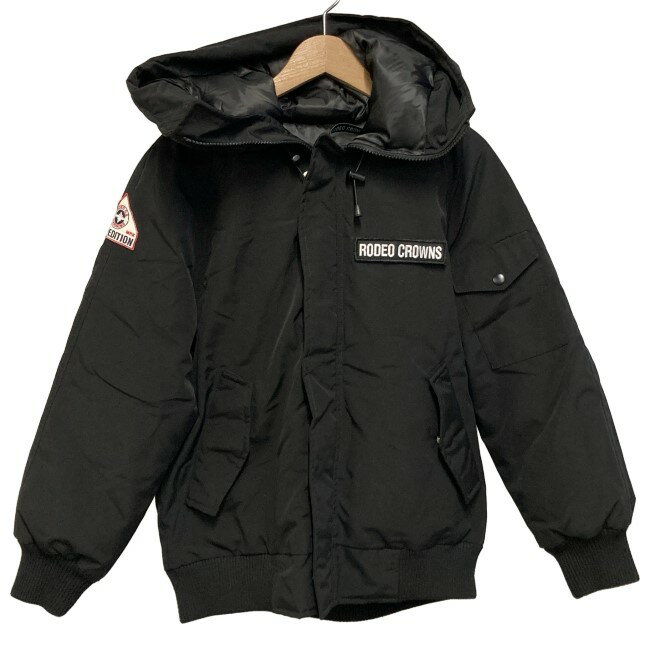 ブランド名：RODEO CROWNS 表記サイズ：S 実寸サイズ 肩幅: - 身幅: 58cm 着丈: 66cm 脇下: 43cm 生産国：ミャンマー 素材：本体：ポリエステル86%・コットン14%、リブ：ポリエステル98%・ポリウレタン2%、中綿：ポリエステル100%、裏地：ポリエステル100%、ファー：アクリル系49%・アクリル40%・ポリエステル11% コンディション：B ※古着故の多少の着用感や画像のような細かな汚れがございます。古着である事をご理解の上、ご購入お願い致します。 また、撮影状況により色味に若干の差異が生ずることがございます。 【S】未使用、または新品同様のアイテム 【A】使用感がほぼない状態の良いアイテム 【B】多少の使用感があるアイテム 【C】使用感があり、多少のダメージがある商品 【D】全体的に使用感やダメージが目立つ商品 ※アイテムによっては表記サイズと実際のサイズが異なる場合がございます。 　商品仕様のサイズに参考サイズを記載しておりますのでご参考ください。