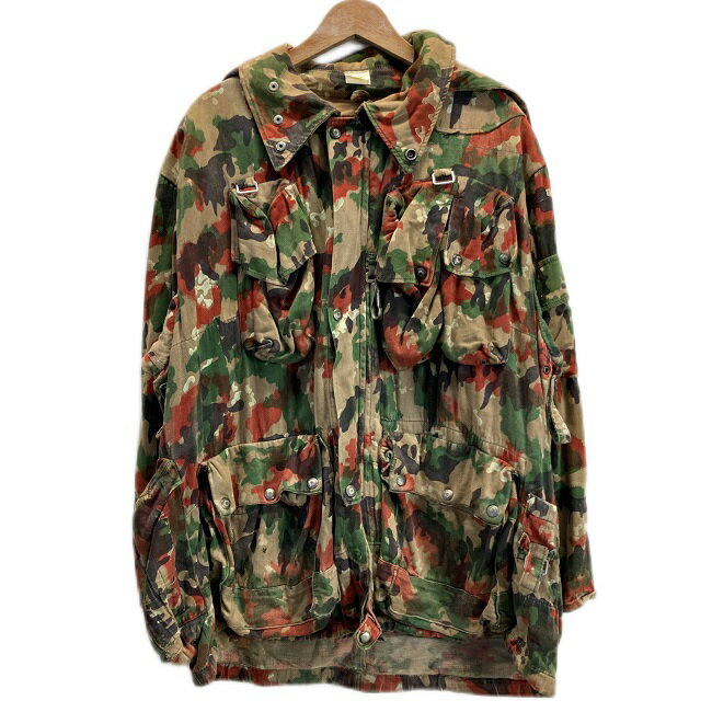 メンズのミリタリージャケットです。 表記サイズ：不明 参考サイズ：メンズL 実寸サイズ 　着丈（cm）：78 　肩幅（cm）：55 　身幅（cm）：65 　袖丈（cm）：58 ブランド：不明 生産国：不明 カラー：カーキ系・ブラウン系 素材：おそらくコットン 裏地：なし コンディション：B 　内タグ文字消失 ※古着故の多少の着用感や画像のような細かな汚れがございます。古着である事をご理解の上、ご購入お願い致します。 また、撮影状況により色味に若干の差異が生ずることがございます。 【S】未使用、または新品同様のアイテム 【A】使用感がほぼない状態の良いアイテム 【B】多少の使用感があるアイテム 【C】使用感があり、多少のダメージがある商品 【D】全体的に使用感やダメージが目立つ商品