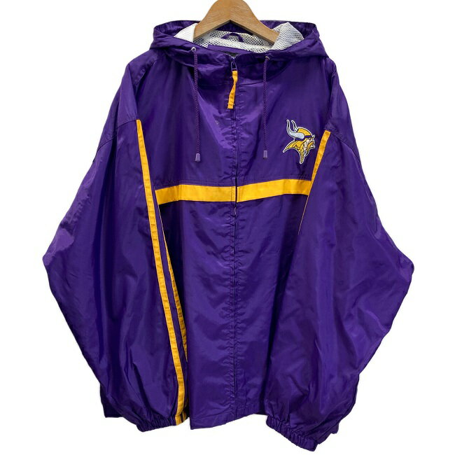 ゲームデーエセックスエムエフジーのナイロンジャンパーです。 表記サイズ：L 参考サイズ：メンズ2XL 実寸サイズ 　着丈（cm）：78 　肩幅（cm）：65 　身幅（cm）：75 　袖丈（cm）：64 ブランド：GAME DAY ESSEX MFG 生産国：韓国 カラー：パープル系 素材：ナイロン100％ 裏地：ボディ(トップ1/2)・フード：ポリエステル100％、ボディ(ボトムス1/2)・スリーブ：ナイロン100％ コンディション：C 　背面右上、前面中央、前面右肩、前面右下、フード中生地汚れ・内タグ文字入り ※古着故の多少の着用感や画像のような細かな汚れがございます。古着である事をご理解の上、ご購入お願い致します。 また、撮影状況により色味に若干の差異が生ずることがございます。 【S】未使用、または新品同様のアイテム 【A】使用感がほぼない状態の良いアイテム 【B】多少の使用感があるアイテム 【C】使用感があり、多少のダメージがある商品 【D】全体的に使用感やダメージが目立つ商品