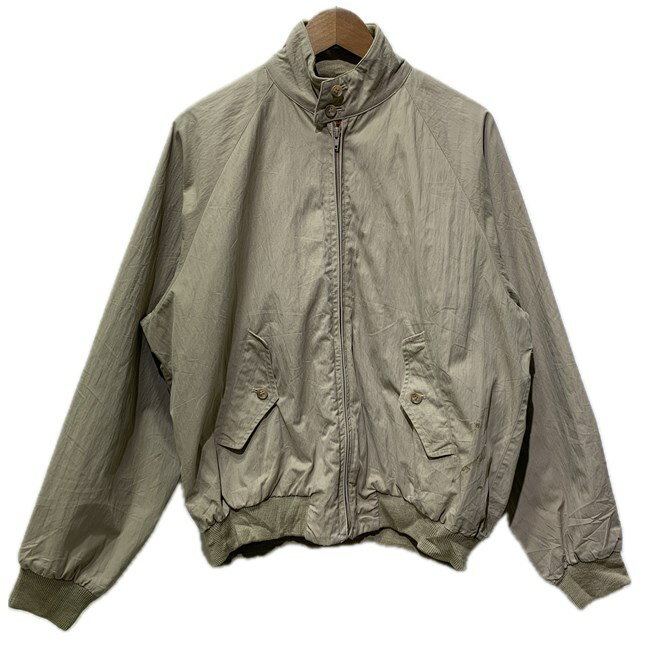 ブランド ：BARACUTA 表記サイズ：102cm/40 実寸サイズ 　着丈（cm）：64 　肩幅（cm）：ラグランの為、計測不可 　身幅（cm）：62.5 　袖丈（cm）：56(ラグランの為、脇下測定) 生産国：表記なし 素材　：おそらくポリエステル コンディション：C 　全体的にシワ、前面左下・背面左袖汚れ ※古着故の多少の着用感や画像のような細かな汚れがございます。古着である事をご理解の上、ご購入お願い致します。 また、撮影状況により色味に若干の差異が生ずることがございます。 【S】未使用、または新品同様のアイテム 【A】使用感がほぼない状態の良いアイテム 【B】多少の使用感があるアイテム 【C】使用感があり、多少のダメージがある商品 【D】全体的に使用感やダメージが目立つ商品 ※アイテムによっては表記サイズと実際のサイズが異なる場合がございます。 　商品仕様のサイズに参考サイズを記載しておりますのでご参考ください。