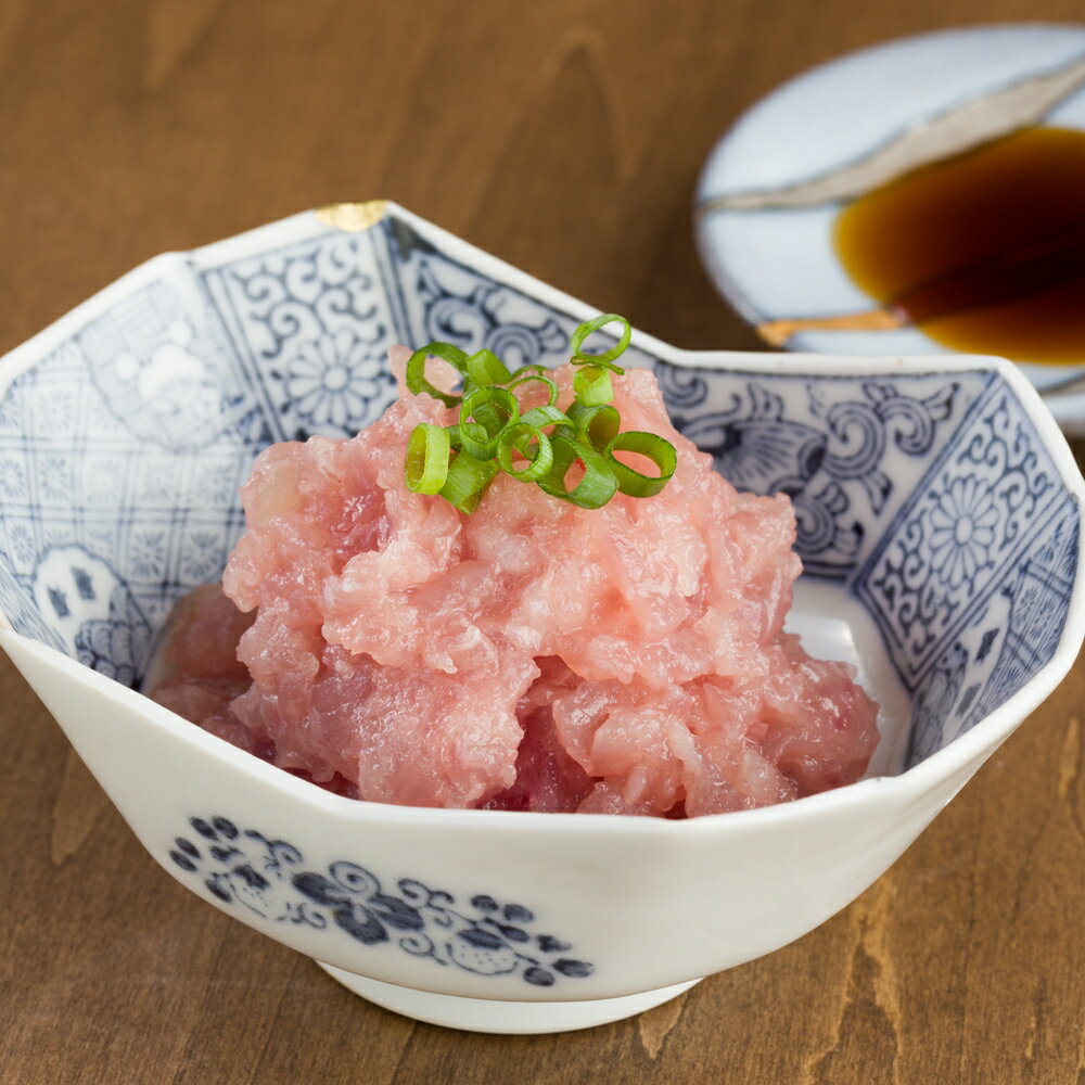 【冷凍】天然マグロタタキ（生食用） 静岡産キハダマグロと台湾産のビンチョウマグロ 静岡産キハダマグロと台湾産のビンチョウマグロを使用しています。2種のマグロを使用する事で、それぞれが持つ独自の風味と食感を活かし、絶妙な調和を生み出しています。深い味わいと豊かな旨みが特徴の静岡産キハダマグロ。台湾産ビンチョウマグロは、さっぱりとした味わいと引き締まった食感が特徴で、製品のバランスを整えます。マグロ漁船と契約することで船上で選別した質の良いマグロを主原料としており、増粘剤を使用しないことから旨味の多い純度の高い粗挽きのマグロ製品として親しまれております。弊社では活締め天然キハダマグロを90%。天然ビンチョウマグロを7％、その他油脂等を3％の割合で配合しておりその殆どがマグロで構成されている為、他社と比較してマグロの食感や旨味を強く感じることができます。■オススメの食べ方軽く醤油に浸すことで、深い風味が引き立ち味わいを一層楽しむことができます。日本酒や白ワインとの相性も抜群です。食卓に色彩を加え、心地よい食事の時間を演出する一品です。■注意点冷蔵で保存し、すみやかにお召し上がり下さい。 凍らせますと、品質が変わることがありますので、冷凍はお止め下さい。 5