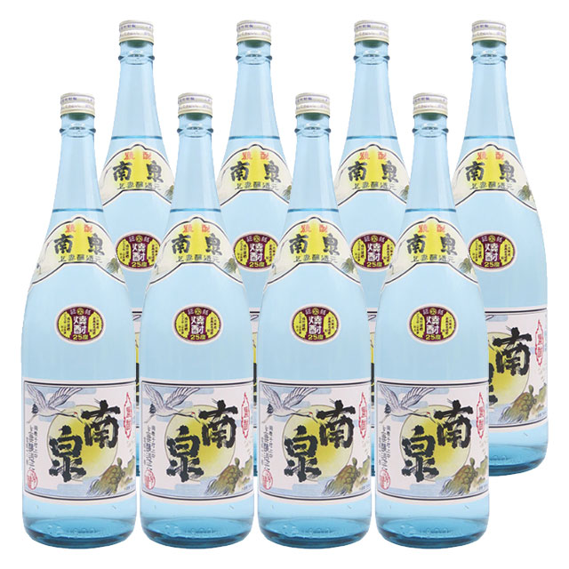 商品詳細 ■商品番号 292435 ■商品種別 芋焼酎 ■内容量 1800ml×8本 ■アルコール度数 25度 ■麹菌 ブレンド（白麹・黒麹・宇宙麹・黄麹） ■蒸留方法 常圧蒸留 ■メーカー 上妻酒造 ■原材料 さつまいも（種子島産）、米こうじ（タイ産米） コメント 創業以来受け継がれてきた白麹。 三代目が新たな道を切り開いた黒麹と宇宙麹。 四代目が挑んだのは黄麹による新たな酒造り。 それぞれの時代を象徴する四種の原酒を一つに重ね、百年の歩みを一本の焼酎へと託しました。 このラベルをご記憶の方には懐かしく、初めてご覧になる方には新しく。百年を超えて、南泉の原点を今にお届けします。当時流通していたうっすら青みがかった1升瓶とともに、昭和を思い起こすレトロな商品として令和の世に復活です。 優しくやわらかい、おだやかな酒質です。