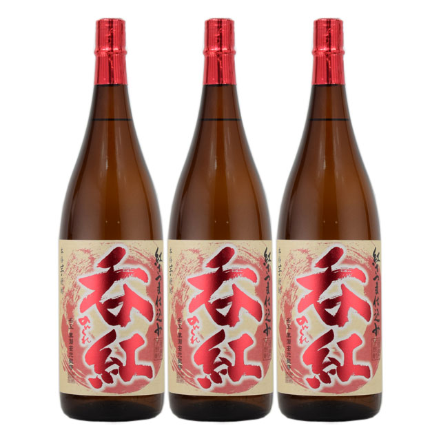 商品詳細 ■商品番号 291451 ■商品種別 芋焼酎 ■内容量 1800ml×3本 ■アルコール度数 25度 ■麹菌 麹 ■蒸留方法 常圧蒸留 ■メーカー 鹿児島酒造 ■原材料 芋(紅芋)・米麹 コメント 「吞紅」。鹿児島の阿久根にいかないと買うことができないプレミアム限定芋焼酎。当店で限定販売させて頂くことになりました。鹿児島酒造は、黒瀬杜氏伝承蔵で初代の黒瀬安光さんが初代杜氏で現在は二代目弓場裕杜氏に受け継がれております。黒瀬安光さんは、「現代の名工・黄綬褒章」も受賞されております。呑紅は、原料に特別栽培の紅芋を使用し、紅芋独特の強い甘みと、香りが豊かで、まろやかな味わいの焼酎。
