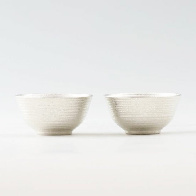 乐天商城 - 薩摩錫器 ぐい呑み 平丸型 大 2個セット 白吹雪加工 75ml ×2個 [No.113C-A-2] 代引不可父の日 錫器 錫製 ぐい呑 還暦祝 結婚祝 退職祝 贈答 母の日 プレゼント ギフト 伝統工芸品