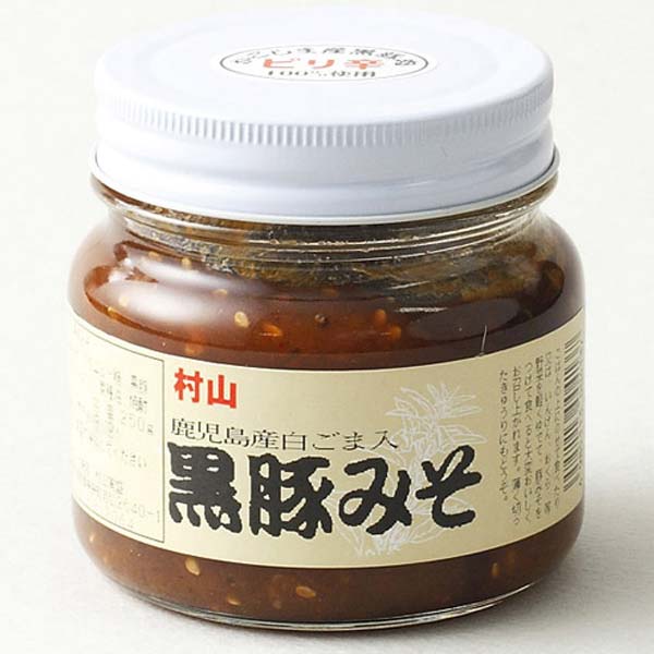 商品詳細 ■商品番号 110692 ■商品種別 一般食品 ■内容量 250g ■保存方法 別途商品に記載（製造日より約8ヶ月） ■賞味期限 直射日光を避け、常温にて保存 ■栄養成分表示 0 ■メーカー 村山製油（株） ■原材料 0 コメント 鹿児島県の郷土料理黒豚みそを、ひとつひとつの原料にこだわり、吟味して作りました。村山製油の自信作です。ご飯のお供としてはもちろん野菜スティックにつけるだけでも美味！鹿児島の芋焼酎のあてにもぴったりです。