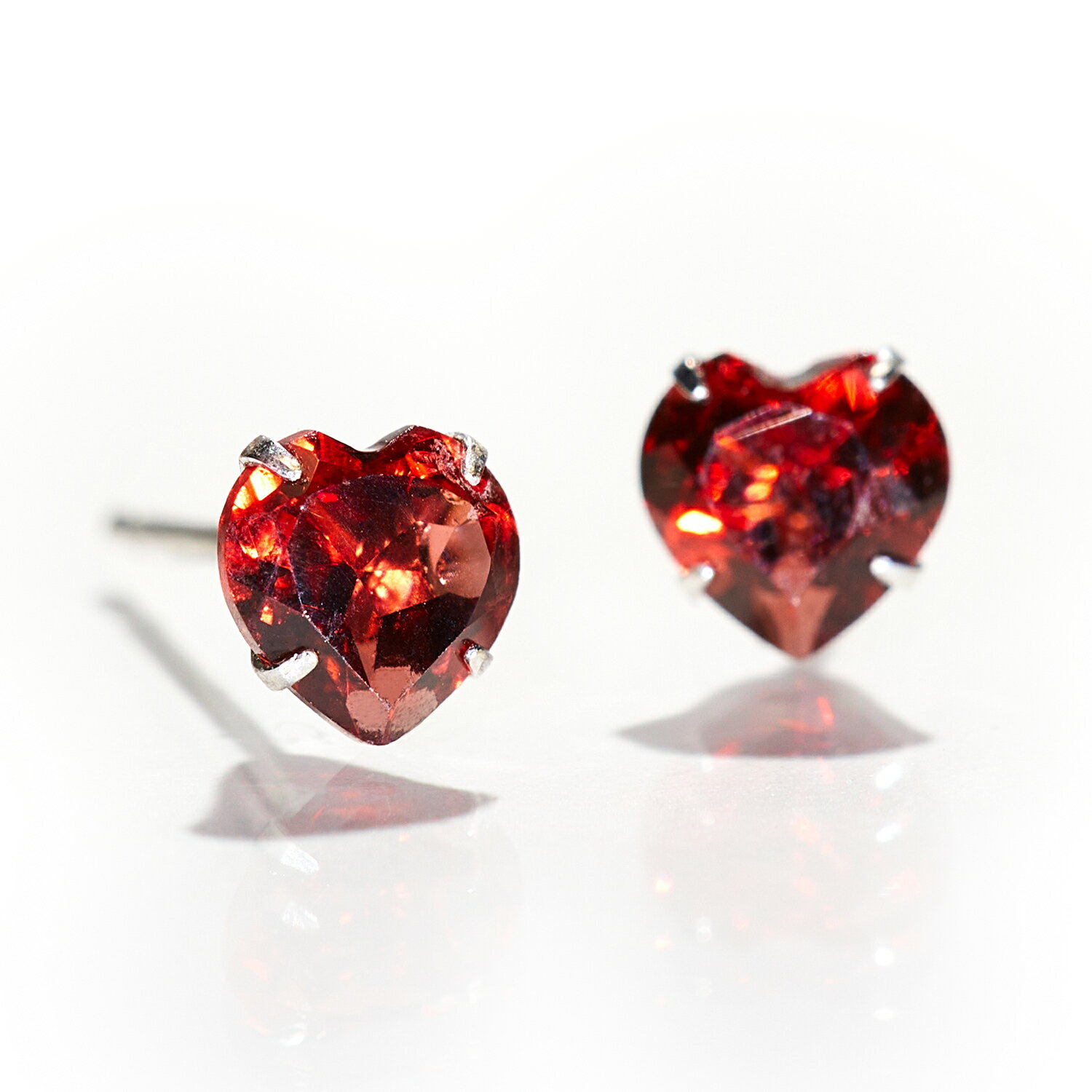 【3日以内出荷】ハートシェイプカット ガーネット K14ホワイトゴールド 一粒スタッドピアス ・カーディナルハート 日本製 14K 14金