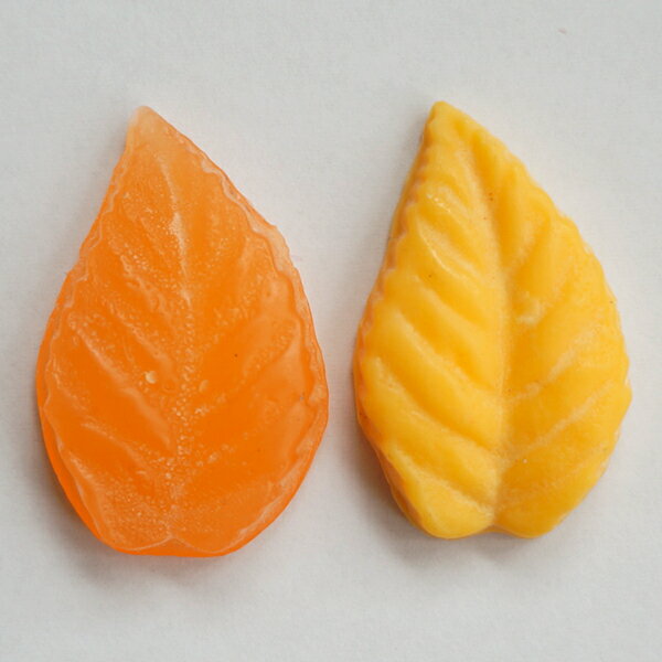 ■容量：約15g (±3) ■形状：ブロック状 ■関連キーワード：キャンドル 材料 手作り 染料 顔料 カラーチップ 着色剤 手作りキャンドル 自由研究 キャンドル 12点までメール便可能 　　　※写真は実際に染料を使い製作したサンプル品になります。左はパラフィンワックス、右はソイワックスを使用しています。 キャンドル染料 Orange オレンジ 染料はクレパスなどの顔料に比べて、ワックスに溶け込みやすいので芯詰まりを起こしにくく、より濃い深みのある色のキャンドルを作ることができます。 またジェルワックスなどにも溶け込みやすく、こちらの染料で幅広いキャンドル作りにご使用頂くことができます。 溶かしたワックスにカッターなどで軽く削りとって入れるだけで十分な色付けができるほど高濃度な染料がブロック形状になった商品ですので、一度お使いいただければその品質の高さと量に、きっとご満足頂ける当店オススメの商品です。 ワックスに溶け込ませる染料の量で、色の濃さを調節することができますので、あなただけのオリジナルカラーをお楽しみください。 ※上の写真は実際に染料を使い製作したサンプル品になります。 容量 約15g (±3) 形状ブロック状