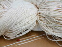 　さらっとして扱いやすい太さの糸。手織りにも手編みにも。