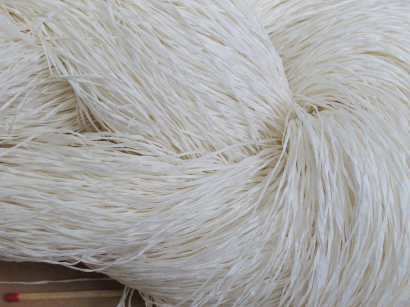 【麻和紙（かせ）】　　手織りにも手編みにも。いろいろな太さ、種類の麻糸を取り揃えています。