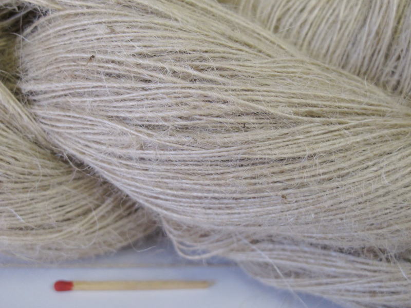 【ジュート麻（細・かせ）】　手織りにも手編みにも。いろいろな太さ、種類の麻糸を取り揃えています。