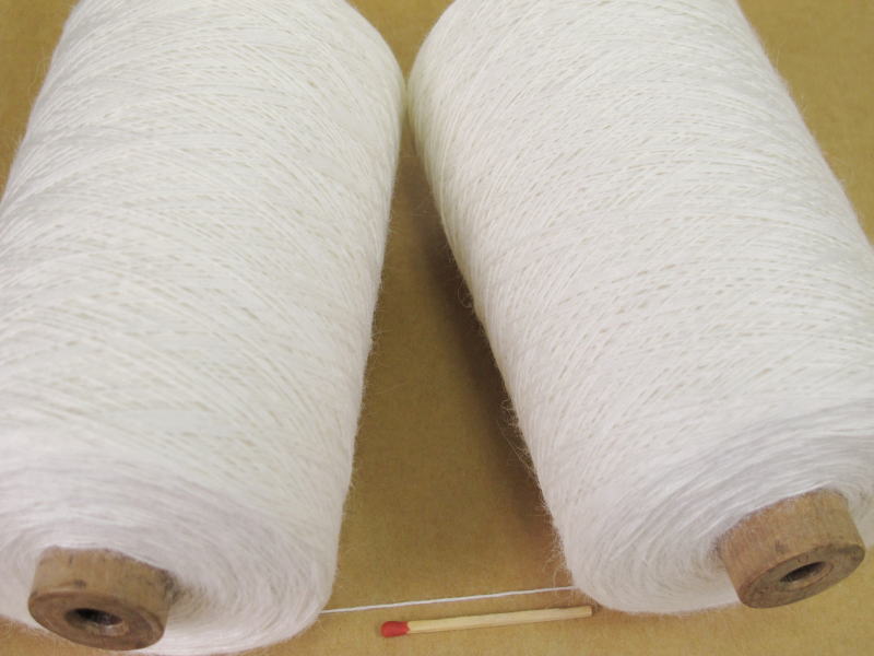 【40／4ラミー（白・巻き）】　手織りにも手編みにも。いろいろな太さ、種類の麻糸を取り揃えています。
