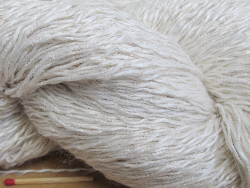 【麻ブークレー（太・かせ）】　手織りにも手編みにも。いろいろな太さ、種類の麻糸を取り揃えています。