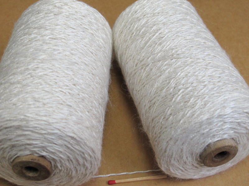 【麻ブークレー（太・巻き）】　手織りにも手編みにも。いろいろな太さ、種類の麻糸を取り揃えています。