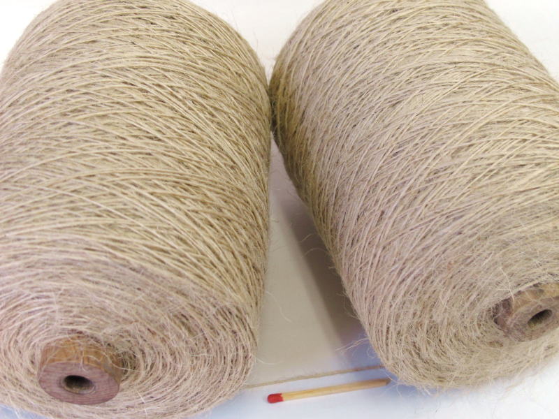 　　手織りにも手編みにも。いろいろな太さ、種類の麻糸を取り揃えています。