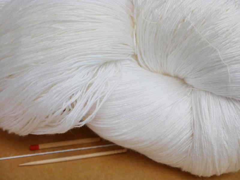 【竹の糸（白・かせ）】　竹100％で絹のようなさわり心地ですのサムネイル