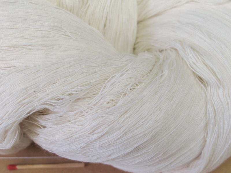 【30／2綿糸（生成・かせ）】　いろいろな太さの綿糸取り揃えています。やわらかくて使いやすいですよ