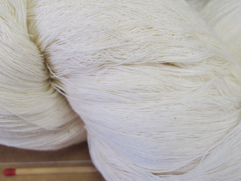 【40／2綿糸（生成・かせ）】　いろいろな太さの綿糸取り揃えています。やわらかくて使いやすいですよ