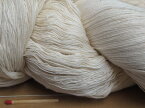 【裂織用経糸（綿）（生成・かせ）】　裂織りをはじめ、各種織物用の経糸にピッタリな綿糸です。手織りはもちろん、手編みにもお使い頂けます。