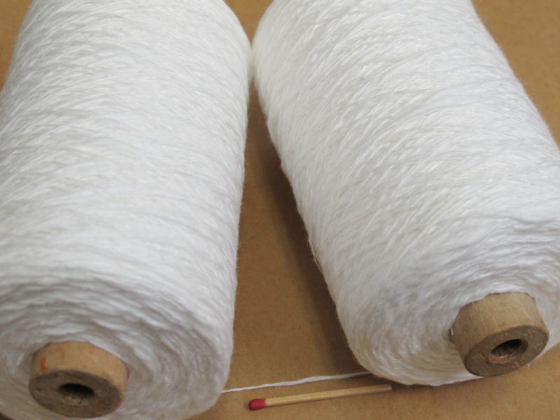 　ほんのりやさしい光沢のある変化糸。ふっくらデコボコした綿糸としなやかで爽やかな麻レーヨンのコンビです。