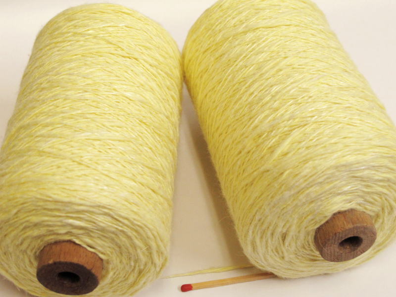 　ほんのりやさしい光沢のある変化糸。ふっくらデコボコした綿糸としなやかで爽やかな麻レーヨンのコンビです。