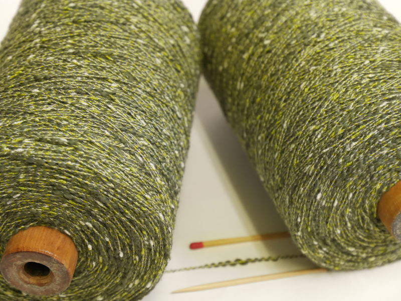【1／5．7綿スラブノット（モスグリン）】　爽やかな手ざわりが気持ちいい綿の変化糸です