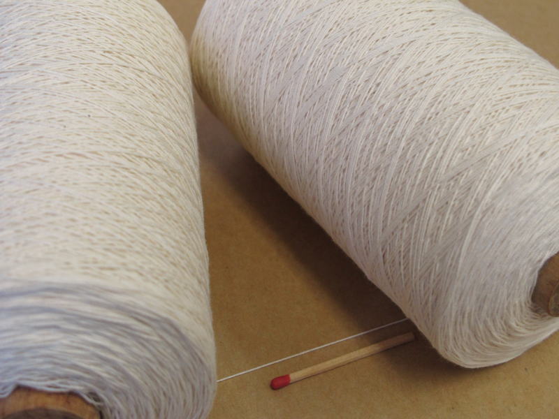 　しっかりした綿糸をお探しの方にオススメ。強撚でさらっとした手ざわりの糸です。