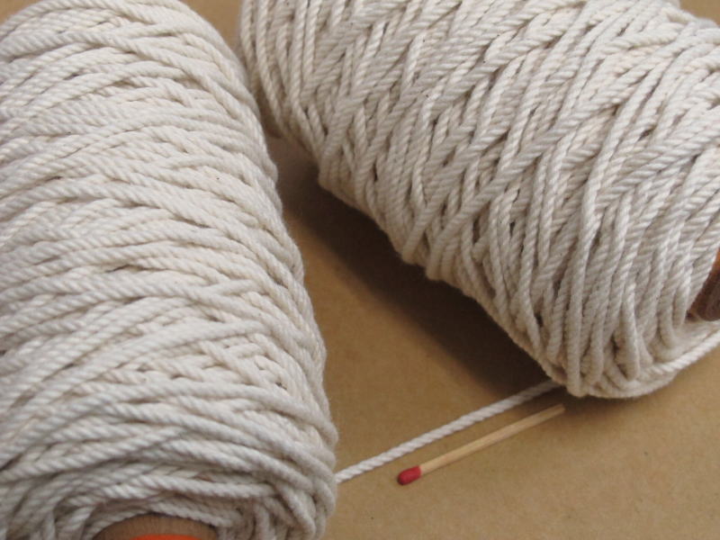 　しっかりした綿糸をお探しの方にオススメ。強撚でさらっとした手ざわりの糸です。