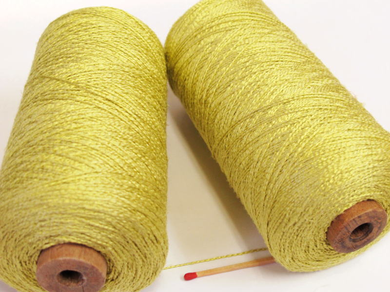 【平巻紬糸（緑黄色）】　やさしい光沢のあるシルクならではの高級感と手織りでも手編みでもバツグンの扱いやすさを両立した糸です。