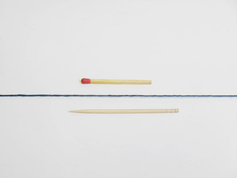 【40／8リネン（紺）】　さらっとした爽やかな手ざわりはリネン（亜麻）ならでは。...