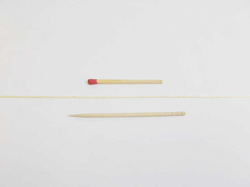 【40／8リネン（クリーム）】　さらっとした爽やかな手ざわりはリネン（亜麻）ならでは。手織りにも手編みにもオススメの麻糸です。