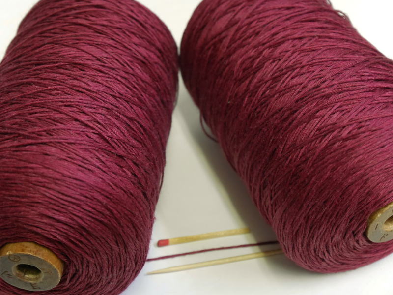 【40／8リネン（ワインレッド）】　さらっとした爽やかな手ざわりはリネン（亜麻）ならでは。手織りにも手編みにもオススメの麻糸です。