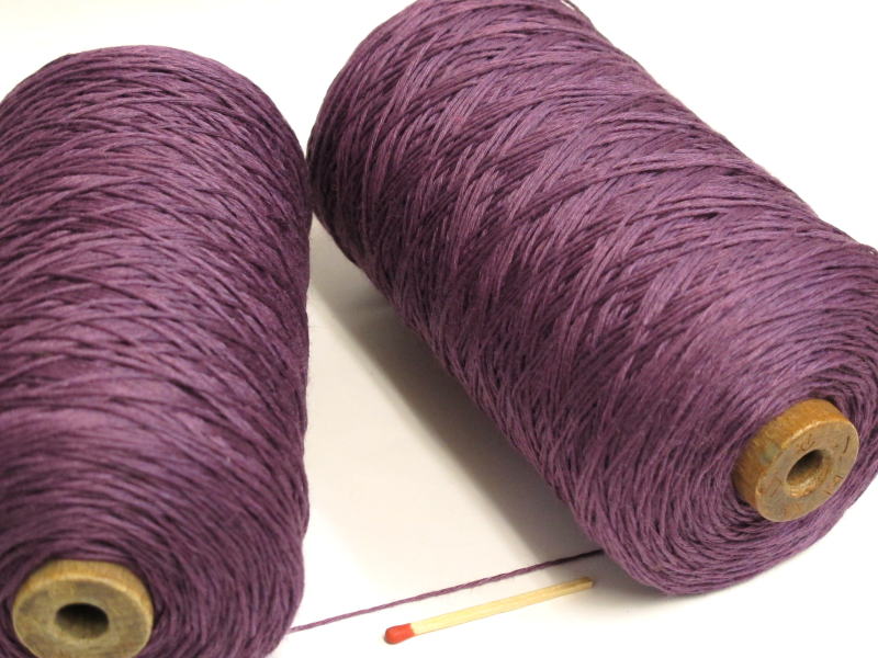 【40／8リネン（グレープ）】　さらっとした爽やかな手ざわりはリネン（亜麻）ならでは。手織りにも手..