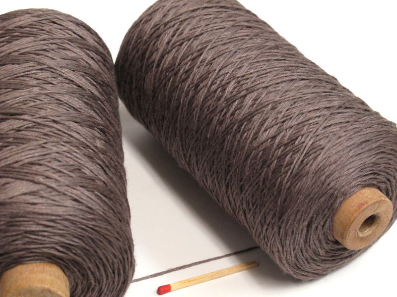 【40／8リネン（炭茶）】　さらっとした爽やかな手ざわりはリネン（亜麻）ならでは。手織りにも手編みにもオススメの麻糸です。