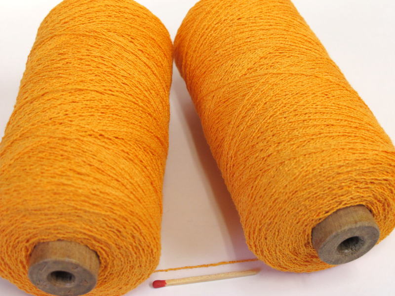 【リネンリング（オレンジ）】　清涼感のあるリネン（亜麻）を撚糸加工し、シャッキシャキ、サラッサラの爽やかな肌ざわりの糸に仕上げました