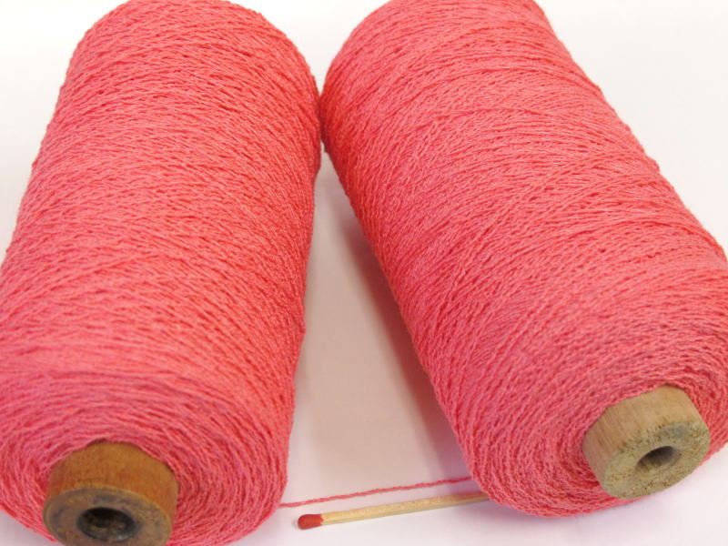 【リネンリング（朱ピンク）】　清涼感のあるリネン（亜麻）を撚糸加工し、シャッキシャキ、サラッサラの爽やかな肌ざわりの糸に仕上げました